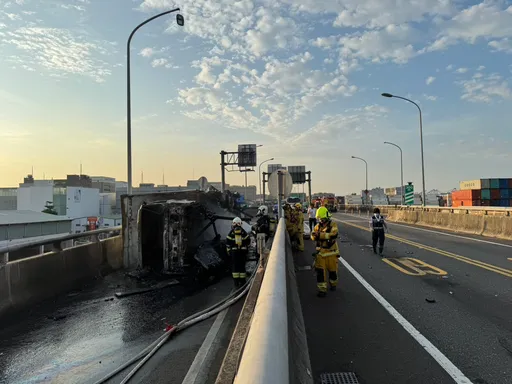 高雄大貨車自撞新生路高架橋！車輛起火　駕駛不及逃生