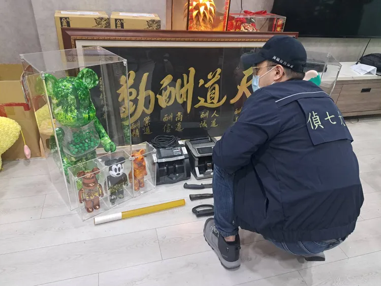 刑事局偵破假投資詐騙集團，查扣贓證物中有庫柏力克熊、泡泡瑪特公仔。翻攝畫面