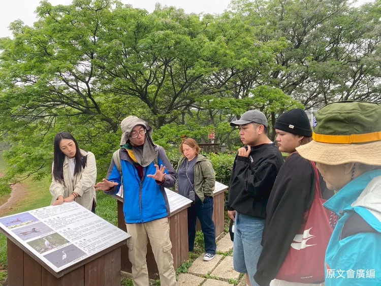 中華民國自然步道協會講師於橫山書法美術館旁墨池，講解周遭生態植物與水鳥物種。原文會提供