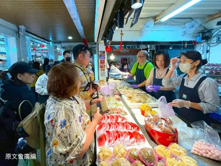 團隊走入桃園南門市場與巷弄中，挖掘桃園在地傳統飲食及市場變遷中的兒時記憶。原文會提供