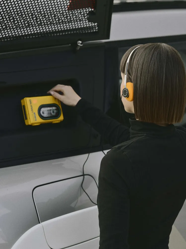 車內外設計加入復古Walkman元素，與外放音響形成對比，展現MINI一貫玩味風格。原廠照片