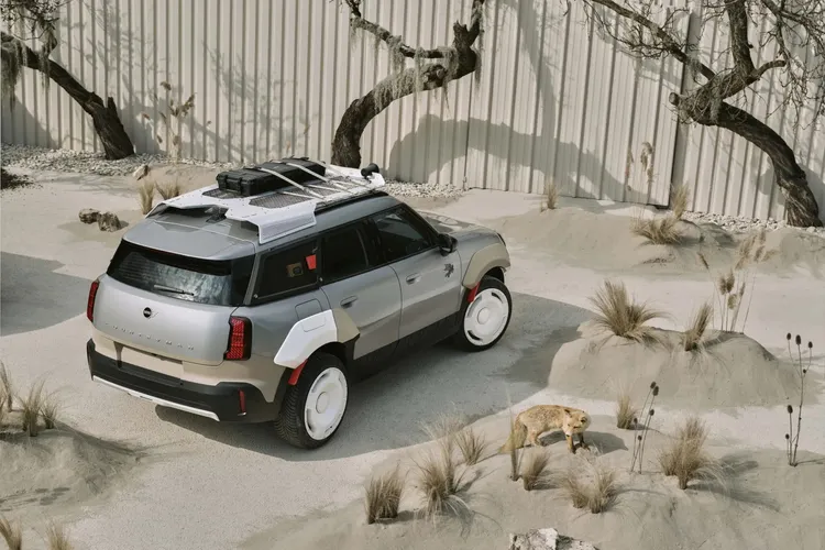 外觀細節呼應音響設計語彙，包括類喇叭網罩風格輪圈、金屬網格車頂架等元素。原廠照片