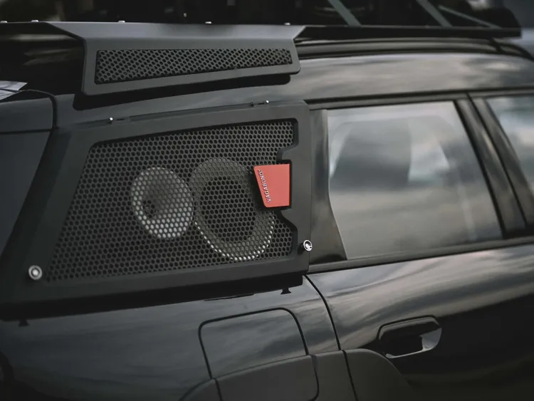 車側後窗改為外放式音響系統，整合高音、中音與低音單體，尾門開啟即可形成戶外聲場。原廠照片