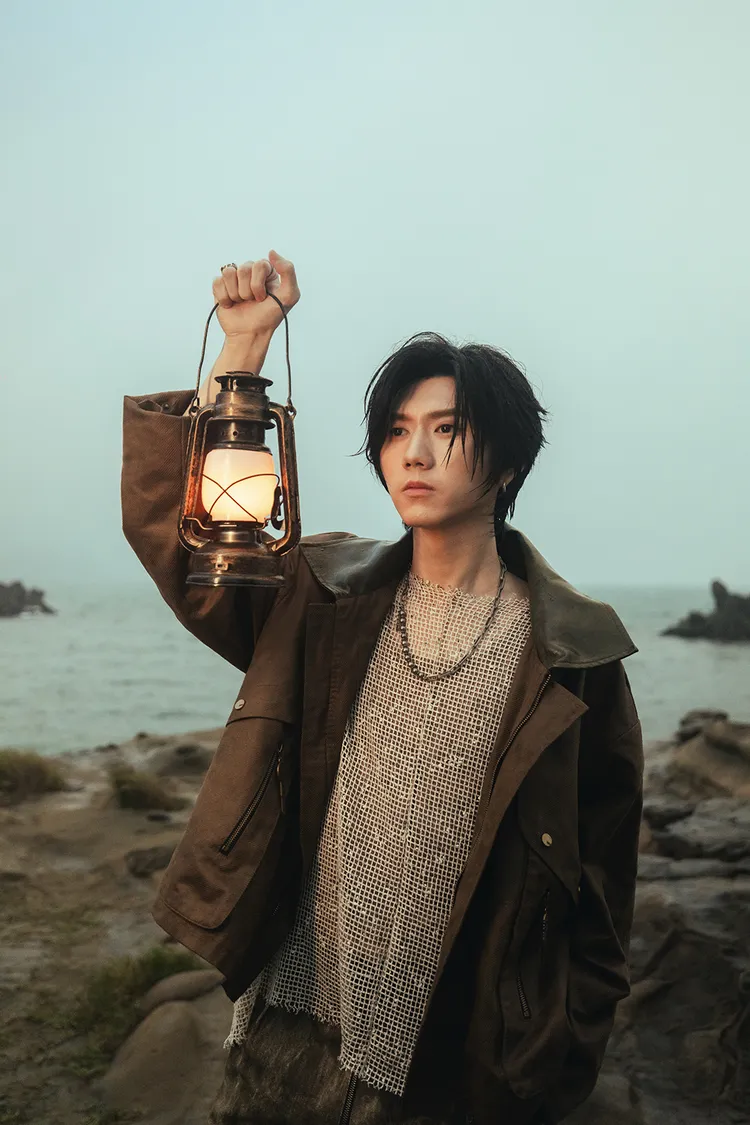 黃霆睿為影集《向流星許願的我們》量身打造插曲《海的盡頭沒有燈塔 》。相映音樂提供