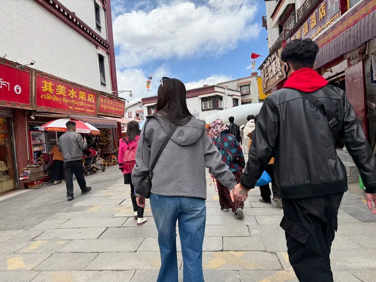 丟丟妹（左）和男友手牽手，甜蜜暢遊西藏。丟丟妹提供
