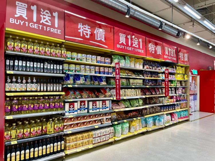 即日起至4月21日則推出省錢攻略活動，多達150項商品祭出「買1送1」等優惠。家樂福提供