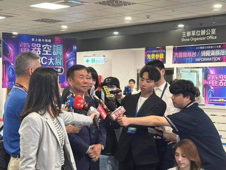 台北市電器公會理事長廖全平表示，中東戰火導致銅鐵鋁原物料、塑膠、石油上漲，加上台幣貶值等影響，家電調漲壓力已達臨界點，這次展覽是抗漲最後防線。許麗珍攝
