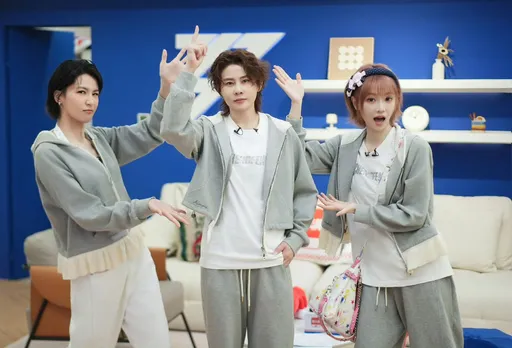 台上唱《親親》⋯曾沛慈台下聊天突被「女女吻」　反應全被直播看光