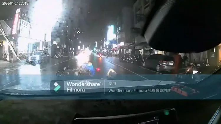小客車乘客突開門，撞倒腳踏車、機車騎士。翻攝畫面
