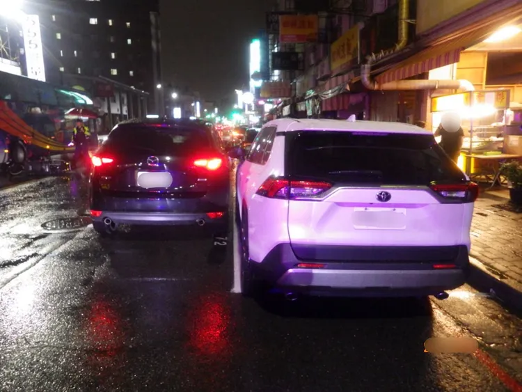 葉姓男駕駛未注意兩車併行之間隔造成擦撞。翻攝畫面