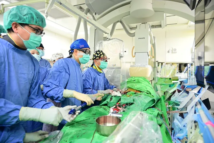 「經導管主動脈瓣膜置換術」(TAVI）可大幅降低高齡患者心臟手術風險。亞大附醫提供