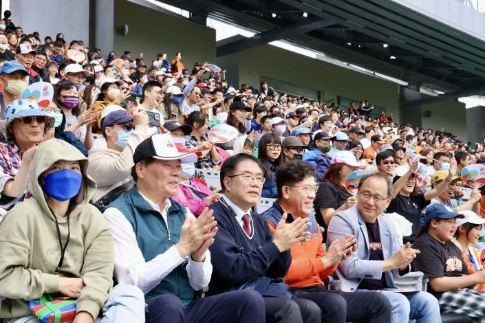 市長黃偉哲、南市體育局在爭議中被網友罵翻，黃終於打破沉默回應。南市府提供