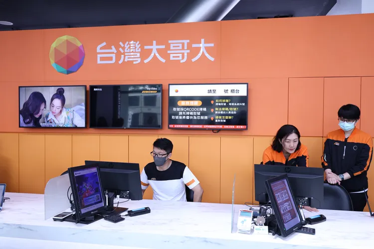 台灣大哥大為導入Mac銷售與服務，動員約2500人完成內部訓練，涵蓋門市、客服與行銷團隊，並同步升級數位服務與AI客服系統，強化從銷售到售後的一站式服務體驗。莊宗達攝