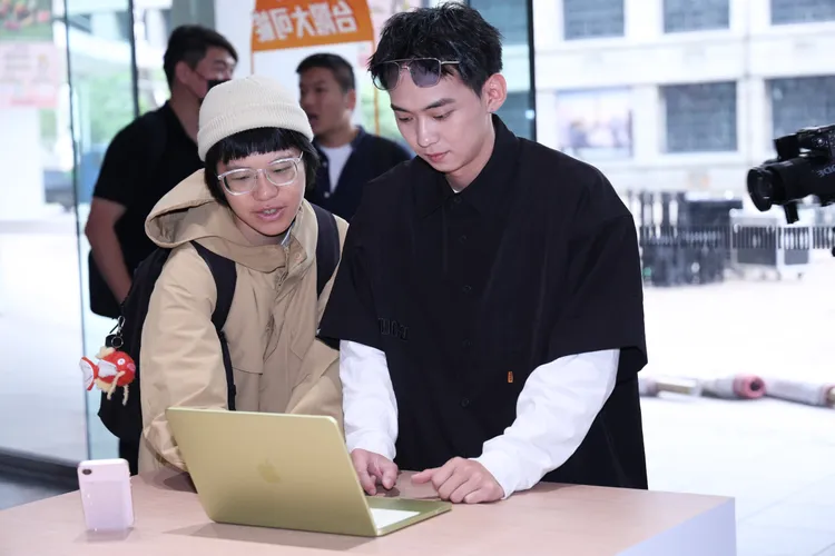 消費者於台灣大哥大門市實際體驗MacBook Neo，現場提供產品操作與使用情境說明，讓過去未接觸過Mac的用戶，也能透過實體通路更直覺了解並入手。莊宗達攝