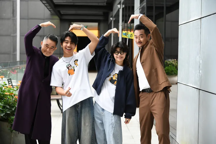 江國賓（左起）和哈哈台主持人、林佑星夢幻連動。三立提供