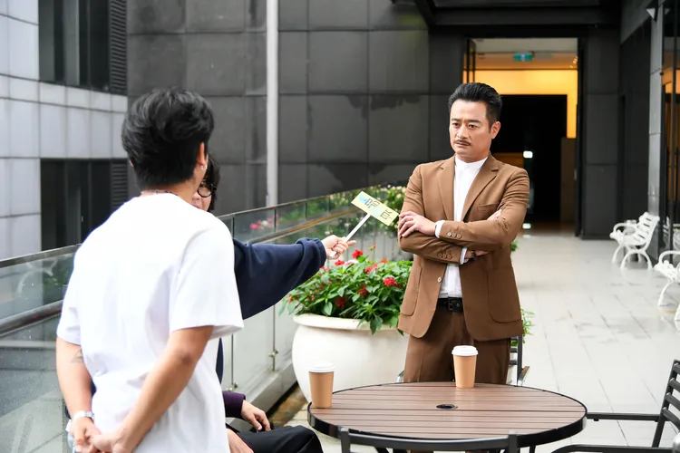 林佑星（右）和哈哈台主持人一起搞笑。三立提供