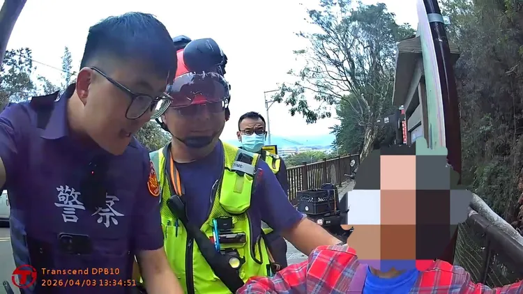 警消合力勸說謝姓阿嬤離開圳溝。民眾提供