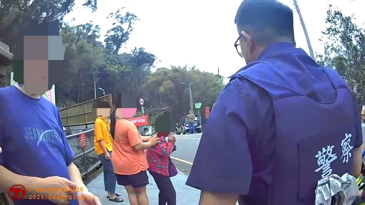 家屬帶回謝姓阿嬤，對警消表示感謝。民眾提供