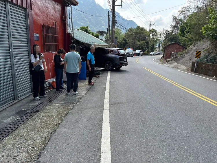 自小客車不明原因跨越車道衝進民宅。民眾提供