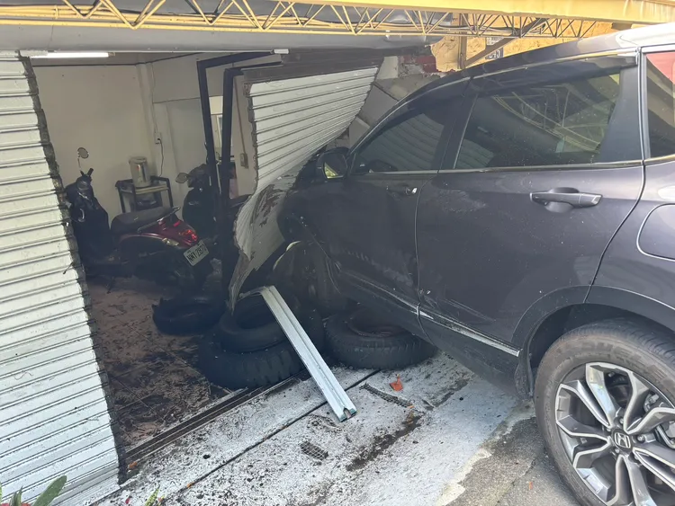 自小客車衝進民宅。民眾提供