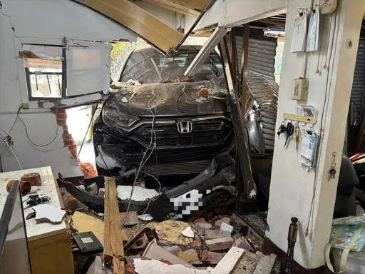 中橫公路轎車撞進民宅釀4傷　屋主夫妻客廳聊天被撞傷