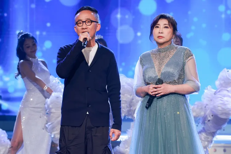 許常德（左）和陳思安上節目合唱。民視提供