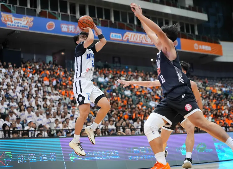 徐得祈(左)獲選為冠軍賽MVP。大專體總