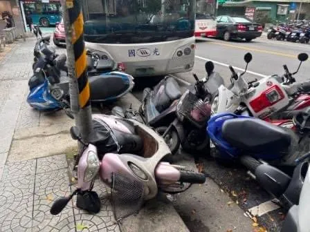 疑轉彎操作不當！國光客運擦撞路邊停放14輛汽機車　乘客飽受虛驚