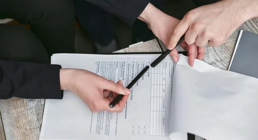 到職要填保證人「不能寫爸媽」讓她很慌！　過來人揭親身經歷