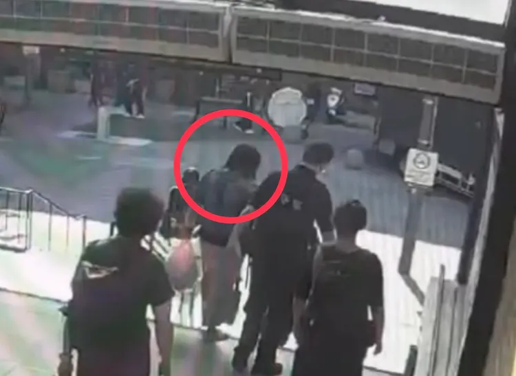 向外籍人士強索金錢的婦人，被大同分局警方帶回警局偵辦。翻攝畫面