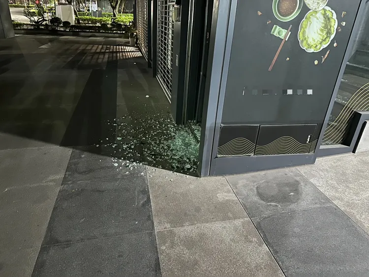 餐廳大門玻璃碎裂，一片狼藉。翻攝畫面