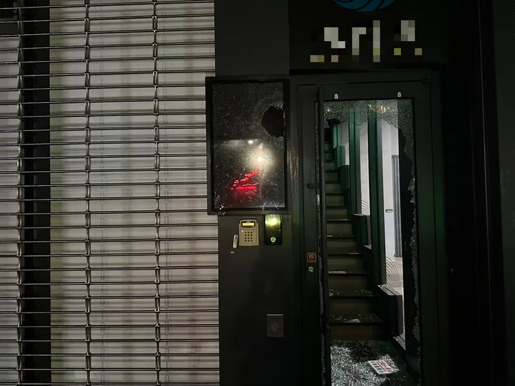 一樓入口處牆上螢幕通訊設備遭砸毀。翻攝畫面