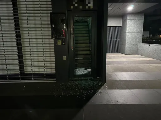 林口4.7顆星中式湯品餐廳遭砸　大門玻璃、螢幕設備皆毀！警追3嫌中