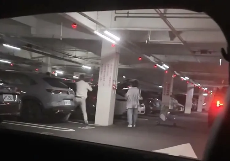 白衣男打傷被害人後逃逸，警方正積極追緝中。網友提供