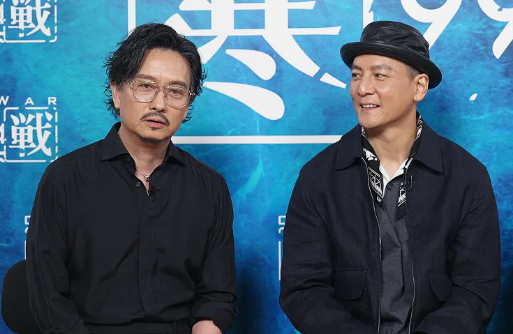 謝君豪（左）掌摑吳慷仁。截自訪問影片