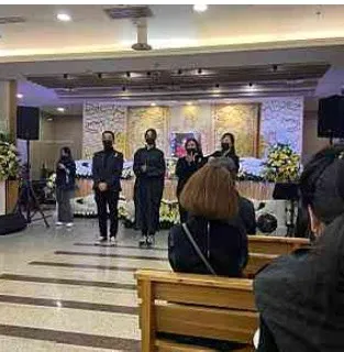 蔡政良告別式上弟弟蔡岳勳擔任主喪者(左二)，其女棉棉(左三)也在家屬之列。家屬提供