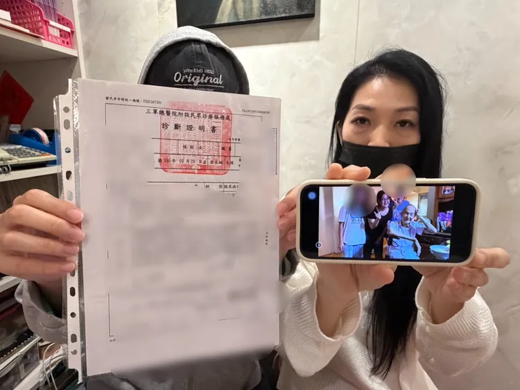 名導蔡揚名大兒子所生女兒、亦即孫女「棉棉」(左)及其許姓生母兩人持親子鑑定書，出面指控拿不到亡父4000萬元遺產的一毛錢，遭到爺爺等長輩們侵占。曾佳俊攝