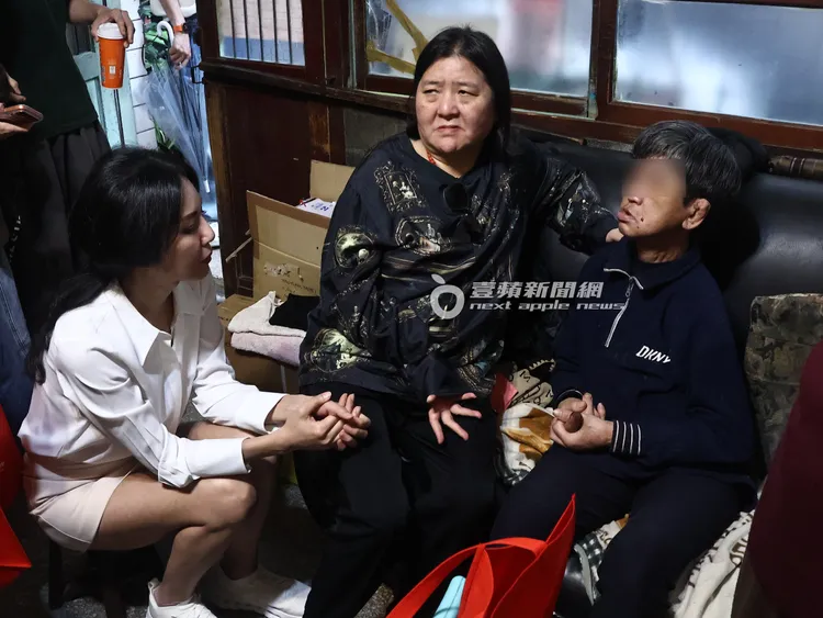 邱瓈寬（中）臉上露出難過不捨的表情，希望受訪者能得到好的醫療照顧。特勤中心攝