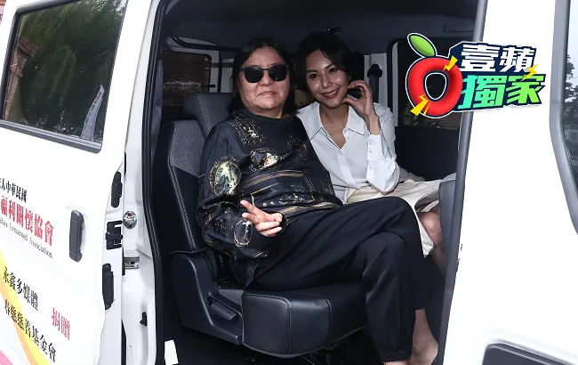 邱瓈寬（左）與洪曉蕾坐上捐贈物資的「到宅行動服務車」，出發關懷老人送溫暖。特勤中心攝