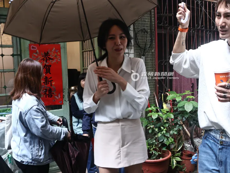 離開國順里長輩家中，洪曉蕾拭淚露出感嘆表情。特勤中心攝