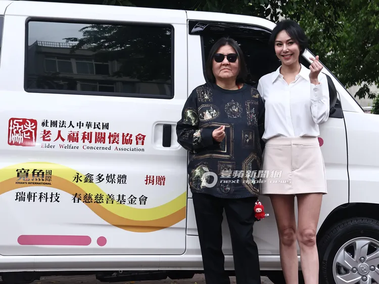 邱瓈寬（左）與洪曉蕾在捐贈的物資行動服務車前合照。特勤中心攝