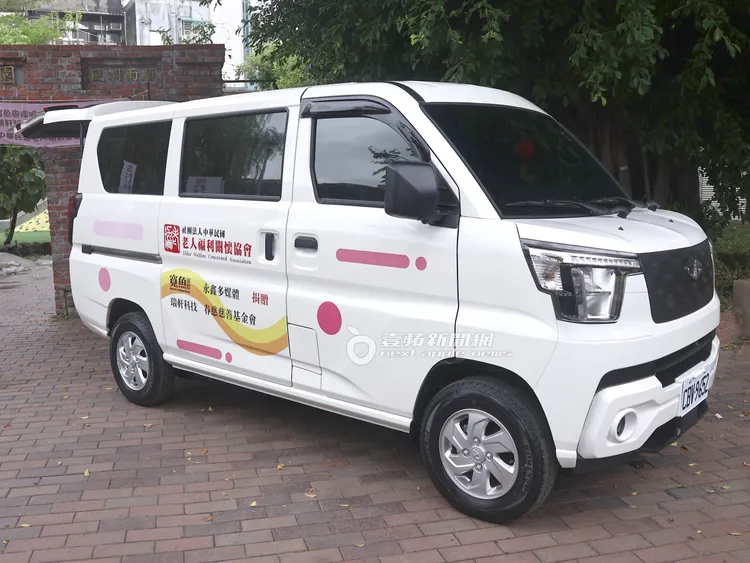 寬魚國際、永鑫多媒體、瑞軒科技、春慈慈善基金會特別捐贈物資行動到宅服務車給老人福利關懷協會，已至各處送愛心。特勤中心攝