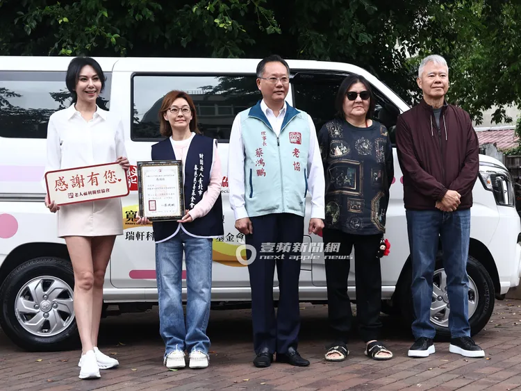 永鑫多媒體董事長練成瑜（右起）、寬魚國際行銷長邱瓈寬、老人福利關懷協會理事長蔡鴻鵬、春慈慈善基金會代表及名模洪曉蕾合影。特勤中心攝