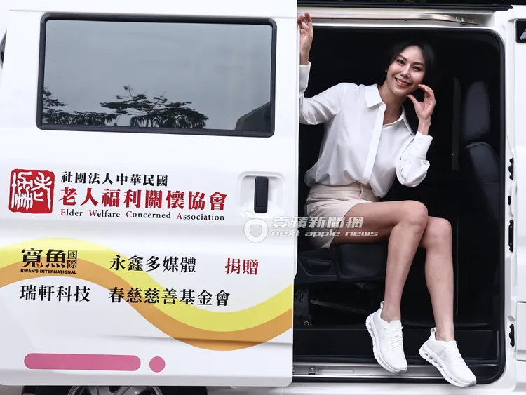名模洪曉蕾坐上捐贈的物資行動服務車，仍然藏不住露出修長美腿。特勤中心攝