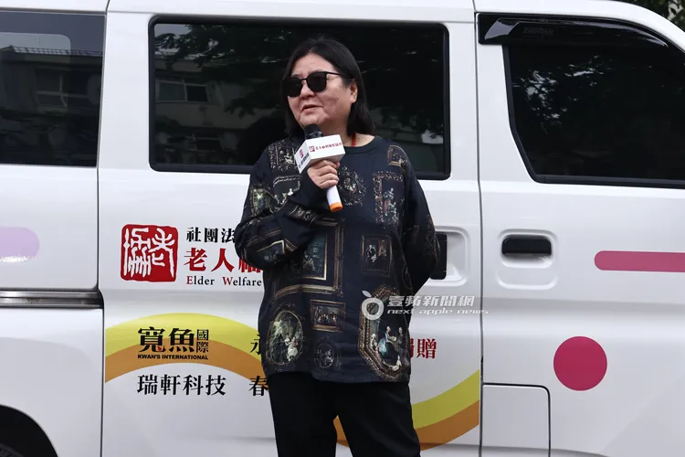 邱瓈寬寬魚娛樂特別捐贈物資到宅服務車上去受訪，並表示十分關心老人福利關懷公益事項。特勤中心攝