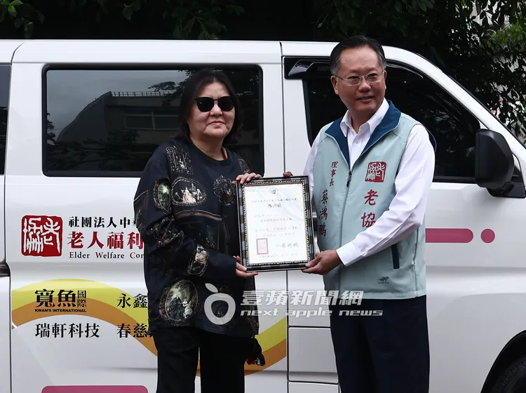 老人福利關懷協會理事長蔡鴻鵬（右），特別送上感謝狀給邱瓈寬。特勤中心攝