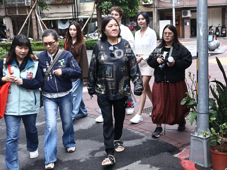 邱瓈寬（中）及洪曉蕾一行人親自走訪迪化街，關懷弱勢老人家庭。特勤中心攝