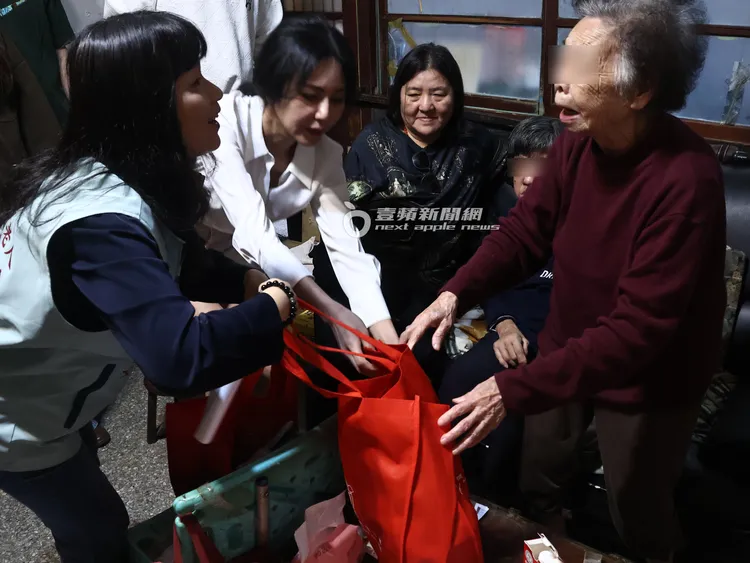 老人福利關懷協會人員（左起）和洪曉蕾、邱瓈寬送物資到迪化街老人家中。特勤中心攝