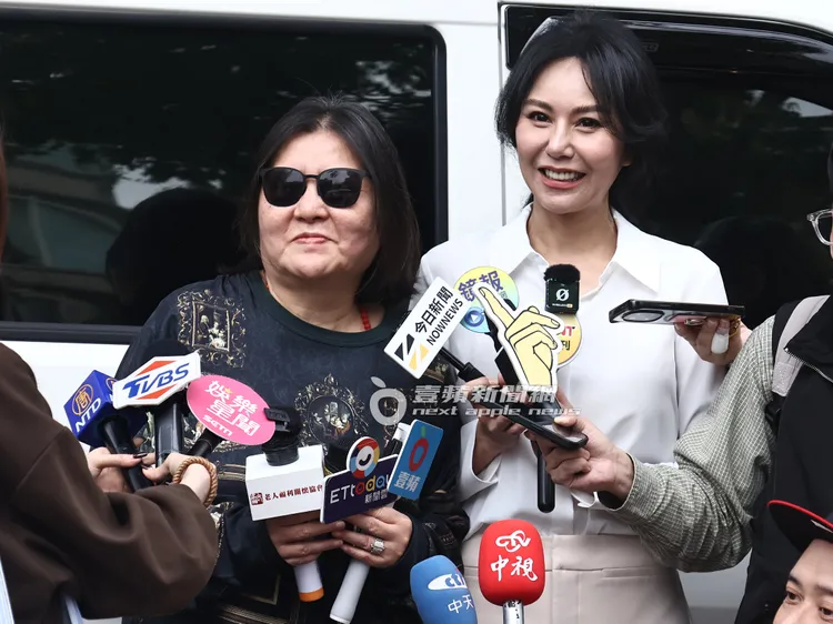 邱瓈寬（左）及洪曉蕾接受媒體訪問有關老人關懷議題。特勤中心攝