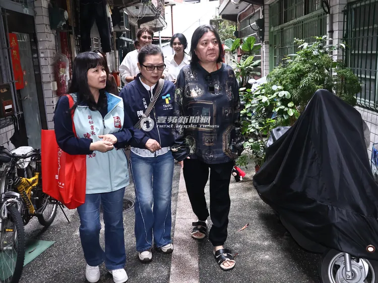 邱瓈寬（右）帶著洪曉蕾、里長及社工人員拜訪迪化街關懷需要幫助的長者。特勤中心攝